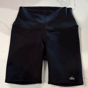 ALO Yoga Women's Midnight Black high waist airbrush bike Shorts